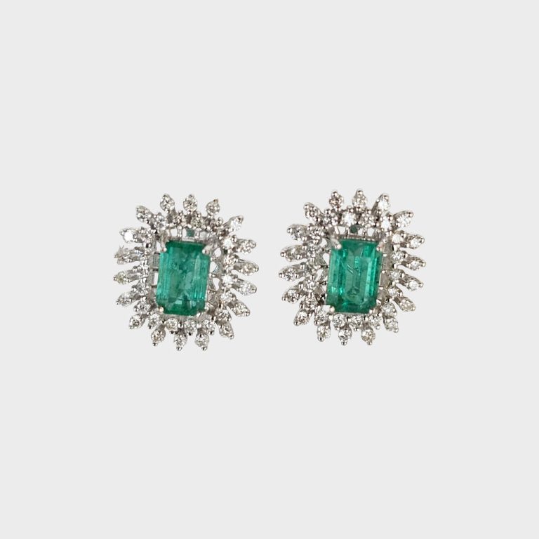 Par de brincos da coleção Luxury em ouro branco 18 k, esmeraldas 1,17 ct e diamantes 0,51 ct